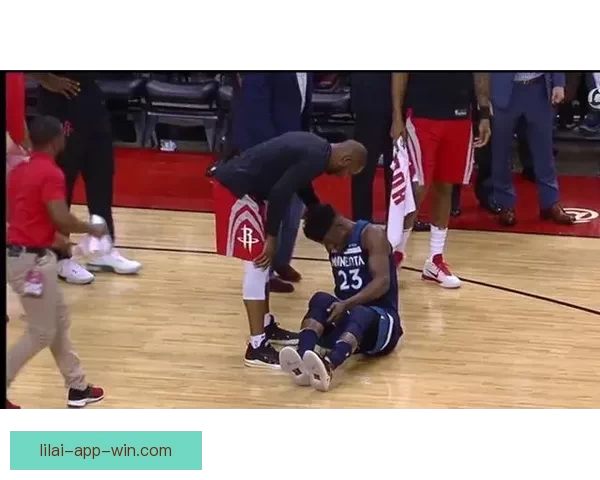 愿无大碍古德温倒地拼抢受压伤退场返回更衣室接受紧急治疗情况引关注